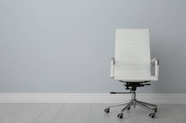 İçerideki ışık duvarının yanında rahat bir ofis sandalyesi. Metin için boşluk