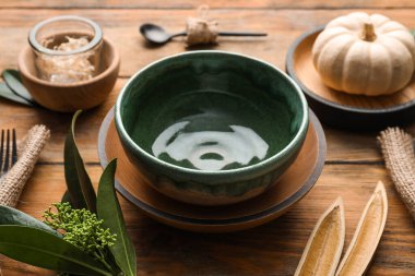 Ahşap arkaplanda dekor bulunan sonbahar tablosu ayarları