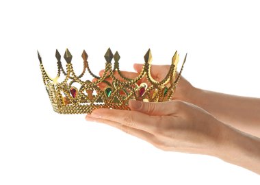 Beyaz arka planda altın kaplama güzel bir taç tutan kadın, yakın plan. Fantezi ögesi