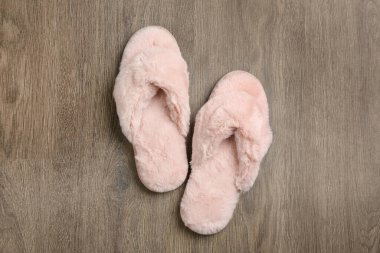 Ahşap arka planda bir çift yumuşak terlik.