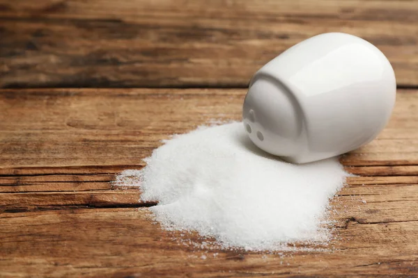 Spridda Salt Och Shaker Träbord Närbild — Stockfoto