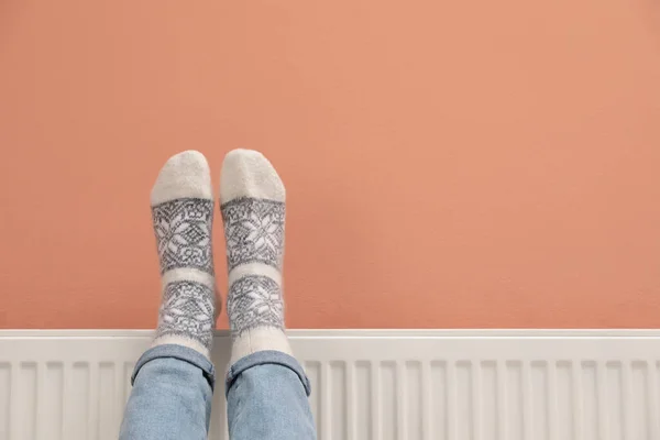 Woman Warming Legs Heating Radiator Color Wall Closeup Space Text — Stock Photo, Image