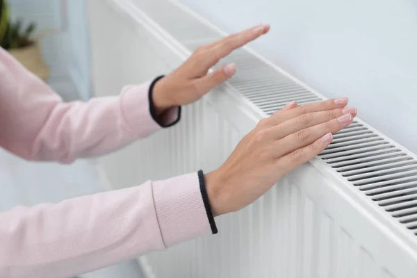 Γυναίκα Θέρμανση Χέρια Για Θέρμανση Καλοριφέρ Κοντά Λευκό Τοίχο Closeup — Φωτογραφία Αρχείου