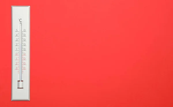 Kırmızı Arka Planda Hava Durumu Termometresi Üst Görüntü Metin Için — Stok fotoğraf