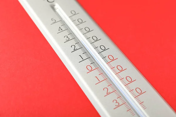 赤の背景の近代的な気象温度計 クローズアップ — ストック写真