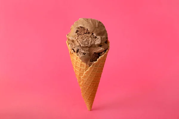 Delizioso Gelato Cioccolato Cono Waffle Sfondo Rosa — Foto Stock