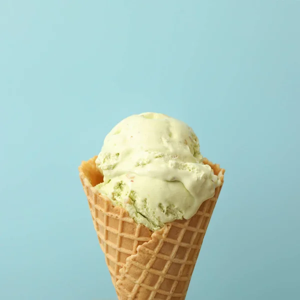 薄い青の背景にワッフルコーンのおいしいアイスクリーム クローズアップ — ストック写真