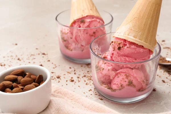 Вкусное Розовое Мороженое Вафельных Рожках Миндалем Светлом Столе Крупным Планом — стоковое фото
