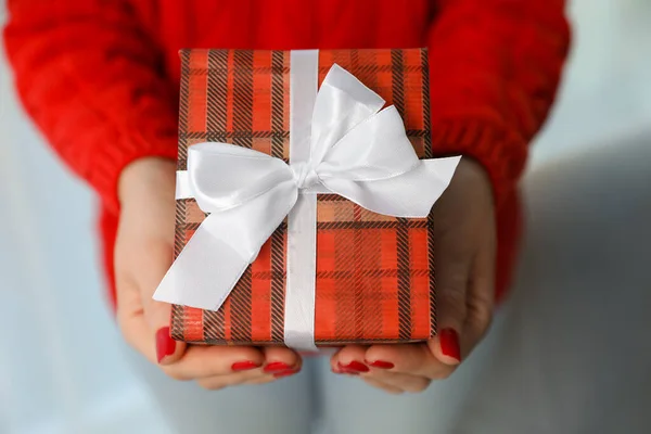 Mulher Segurando Caixa Presente Close Natal Feriado — Fotografia de Stock