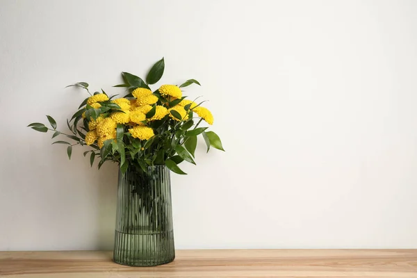 Ramillete Hermosas Flores Amarillas Jarrón Vidrio Sobre Mesa Madera Sobre — Foto de Stock