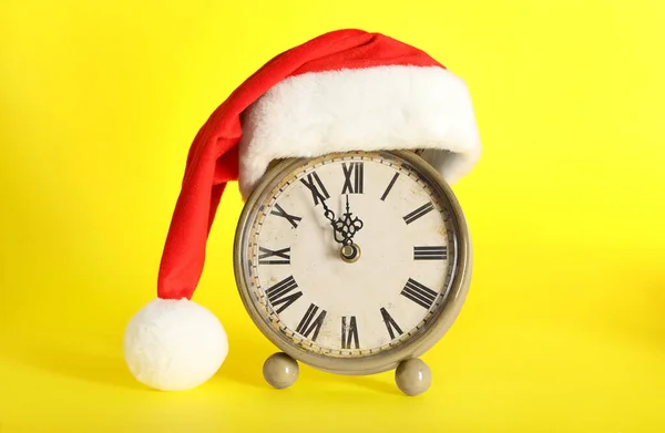 黄色の背景にクリスマスの装飾とヴィンテージ目覚まし時計 新年のカウントダウン — ストック写真