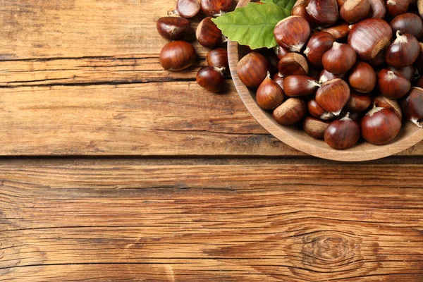 Frische Esskastanien Auf Holztisch Flach Gelegt Raum Für Text — Stockfoto