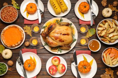 Geleneksel Şükran Günü ziyafeti lezzetli pişmiş hindi ve diğer mevsimlik yemekler ahşap masada servis edilir.