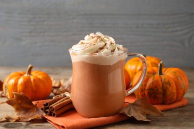 Ahşap masada nefis balkabaklı latte, yakın plan.