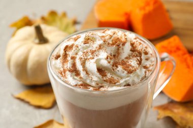 Masada kremalı balkabaklı latte, yakın plan.