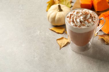 Gri masada lezzetli balkabaklı latte. Metin için boşluk