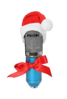 Noel Baba şapkalı ve kırmızı fiyonklu mikrofon beyaza izole edilmiş. Noel müziği
