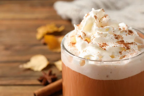 Delicioso Latte Abóbora Com Chantilly Mesa Close — Fotografia de Stock