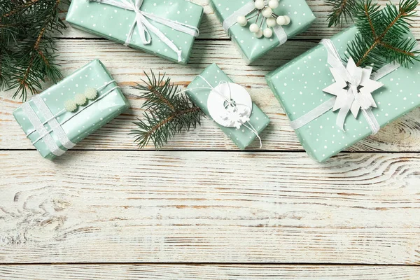 Vánoční Dárkové Krabice Jedlovými Větvemi Bílém Dřevěném Pozadí Ploché Ležely — Stock fotografie