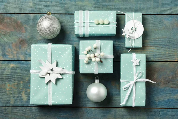 Dárkové Krabice Vánoční Kuličky Modrém Dřevěném Pozadí Byt Ležel — Stock fotografie
