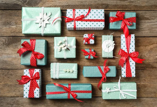 Différentes Boîtes Cadeaux Noël Sur Fond Bois Plat — Photo