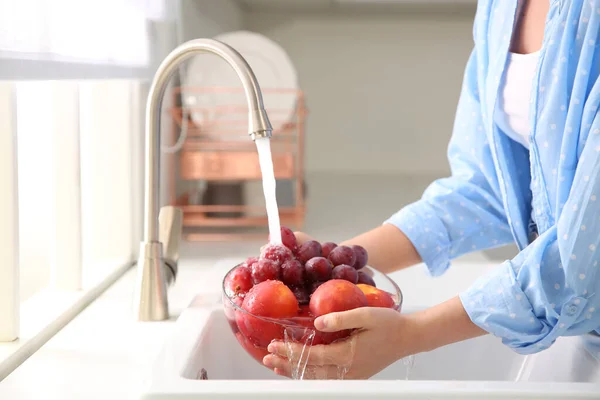 Vrouw Wassen Van Verse Druiven Nectarines Gootsteen Close — Stockfoto