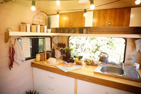 Modern Karavanda Farklı Kavanozlar Çatal Bıçaklarla Şık Bir Mutfak Kamp — Stok fotoğraf