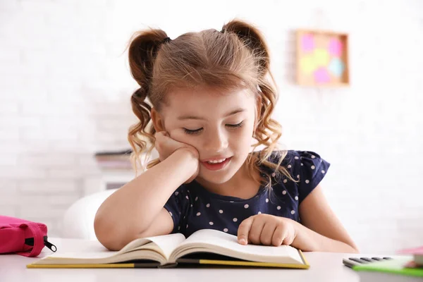 Linda Niña Con Libro Haciendo Tarea Mesa — Foto de Stock