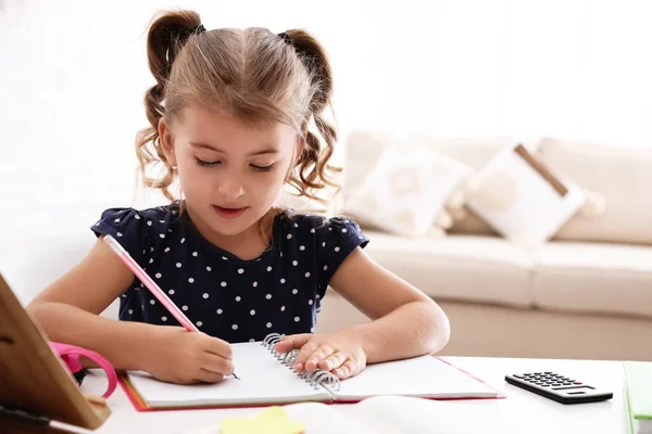 Linda Niña Haciendo Tarea Mesa — Foto de Stock