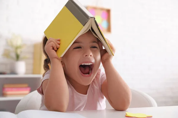 Niña Emocional Jugando Con Libro Mesa Haciendo Deberes — Foto de Stock