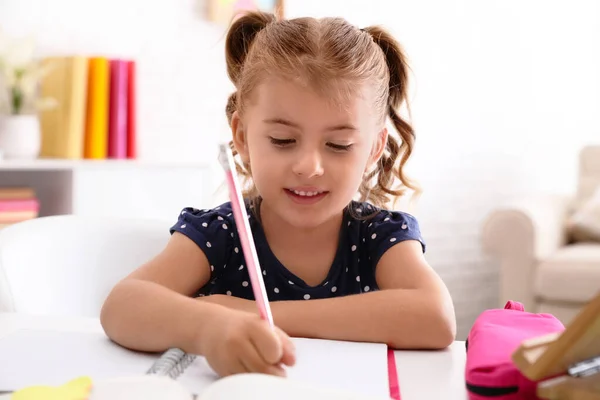 Linda Niña Haciendo Tarea Mesa — Foto de Stock