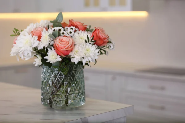 Vase Avec Belles Fleurs Sur Table Dans Cuisine Espace Pour — Photo