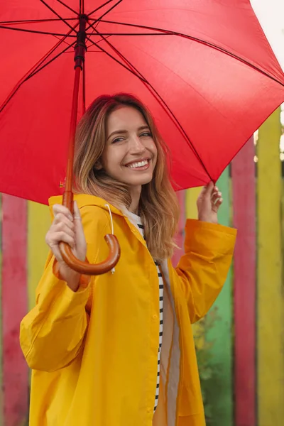 Vacker Ung Kvinna Snygga Höstkläder Med Rött Paraply Nära Färg — Stockfoto