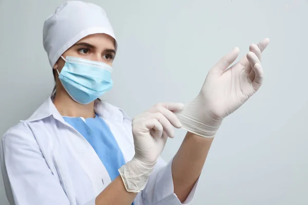 Medico Maschera Protettiva Indossare Guanti Medici Contro Sfondo Grigio Chiaro — Foto Stock