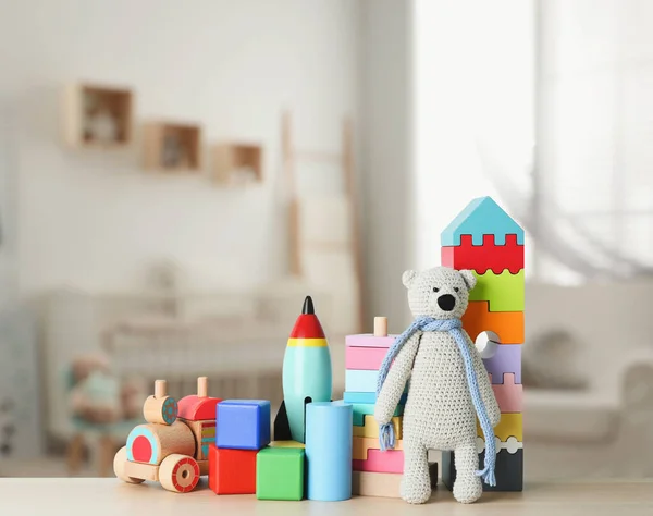 Conjunto Diferentes Brinquedos Bonitos Mesa Madeira Quarto Das Crianças — Fotografia de Stock