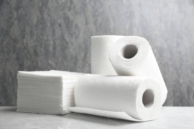 Kağıt havlular ve peçeteler mermer masanın üzerinde.