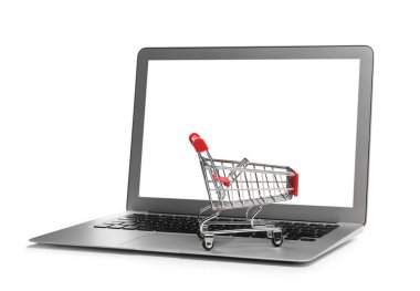 İnternet alışverişi. Küçük arabalı dizüstü bilgisayar beyaza izole edilmiş.