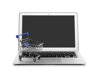 İnternet alışverişi. Küçük arabalı dizüstü bilgisayar beyaza izole edilmiş.