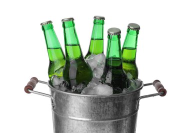 Beyaz üzerine izole edilmiş bira şişeleri ve buz küpleriyle metal bir kova.