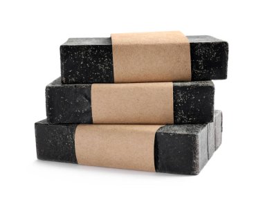 Beyaz üzerine izole edilmiş katran sabunları. Doğal ürün.