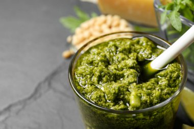 Siyah masada bir bardak roka pesto, yakın plan.