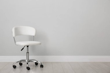 İçerideki ışık duvarının yanında rahat bir ofis sandalyesi. Metin için boşluk