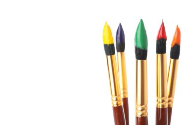 Beyaz arkaplanda renkli boyalı fırçalar