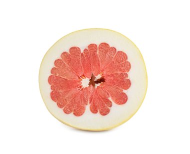 Taze kesilmiş nar meyvesi beyaza izole edilmiş.