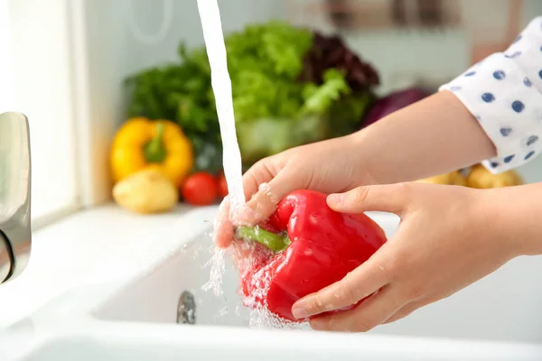 Mujer Lavando Pimiento Rojo Fresco Fregadero Cocina Primer Plano —  Fotos de Stock