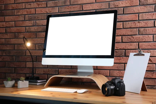 Cómodo Lugar Trabajo Con Ordenador Moderno Mesa Madera Cerca Pared —  Fotos de Stock