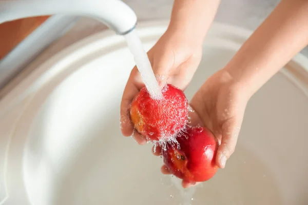 Mujer Lavando Nectarinas Frescas Fregadero Cocina Por Encima Vista — Foto de Stock