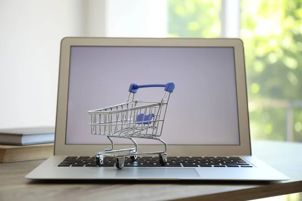 Einkaufen Internet Laptop Mit Kleinem Einkaufswagen Auf Tisch Drinnen — Stockfoto