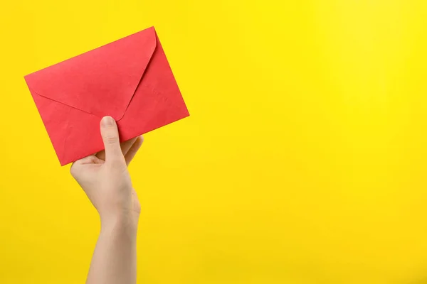 Femme Tenant Une Enveloppe Papier Rouge Sur Fond Jaune Gros — Photo