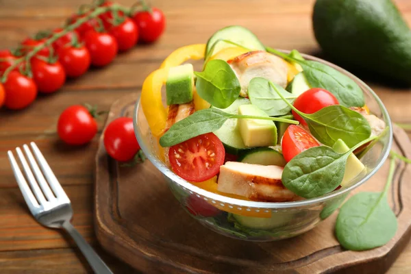 Ensalada Deliciosa Con Pollo Verduras Espinacas Mesa Primer Plano —  Fotos de Stock